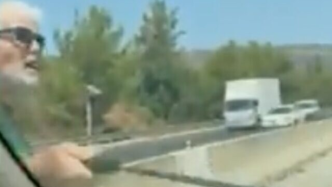以色列一司机被超车后持砍刀威胁超车者，视频被拍流传网络