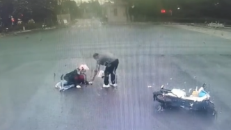 暖心幀丨女子雨中騎車摔倒后無法站立，公交駕駛員下車攙扶