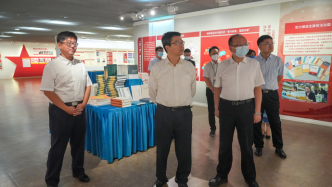 林尚立履新人大校长后首次公开亮相：参观博物馆校史展