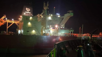 苏伊士运河搁浅油轮重新浮起，运河恢复正常通航