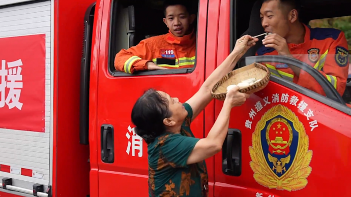 赤水人民夹道送别驰援消防员：感谢他们逆流而上