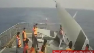 伊朗再次捕获美军无人艇：捞上军舰检查，随后推下水