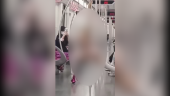 女子仅着内衣在上海地铁车厢里拍宣传素材，3人被行拘