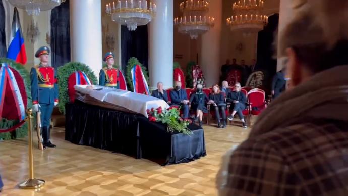 戈尔巴乔夫葬礼举行，民众手持鲜花排长队悼念