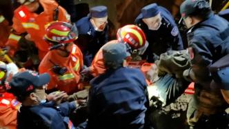 青海威远镇山体坍塌，消防员已救出10人