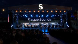捷克首都布拉格举行水上音乐会