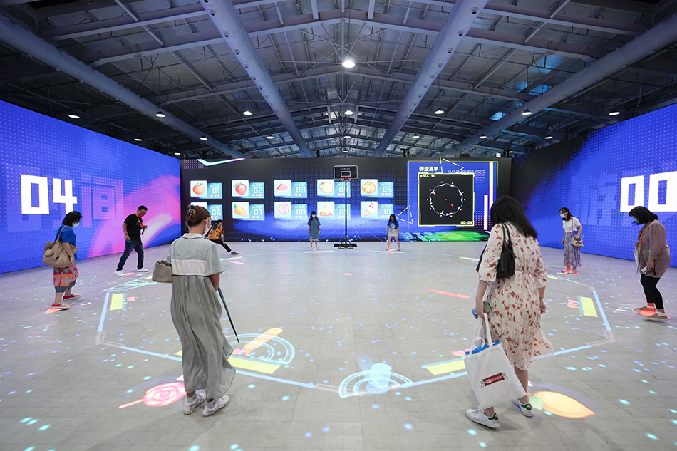 2022年9月1日，在服贸会首钢园区，参观者在元宇宙体验展馆内体验一款互动游戏。 新华社记者 鞠焕宗 摄
