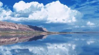 分享美景！万里晴空下，新疆盐湖美如天空之镜
