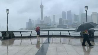 台风轩岚诺逼近上海，游客冒雨打卡外滩