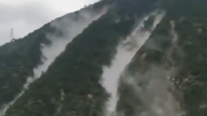 网友发布四川泸定地震现场视频，中国地震台网提醒注意落石