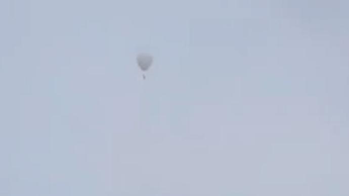 男子坐氢气球打松塔不慎飘走，当地回应人已找到状况良好