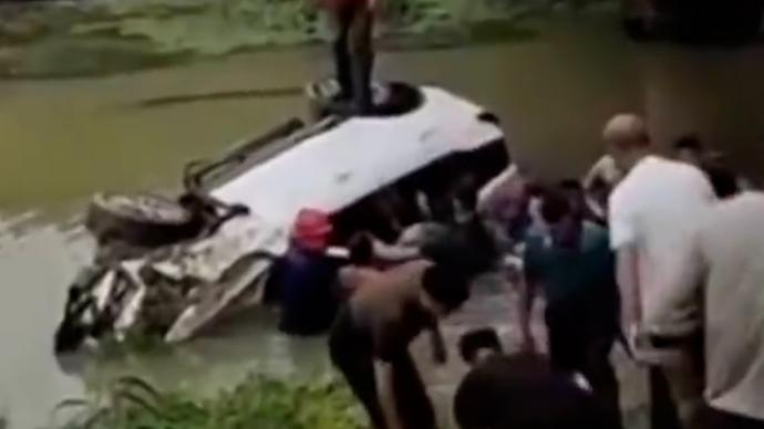 暖心帧丨汽车坠河十余村民救起车上一家人