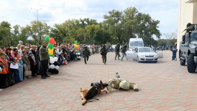 白俄罗斯开展儿童安全教育，展示特警、交警等各种装备