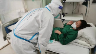 21岁鹤岗护士累晕在大庆核酸采样现场，检查无碍后重返岗位