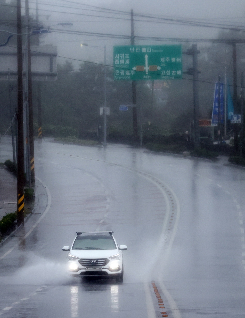 济州岛城山邑的道路上空无一人。VCG111399507862.jpg