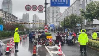台风“轩岚诺”来袭！上海交警引导非机动车由隧道过江