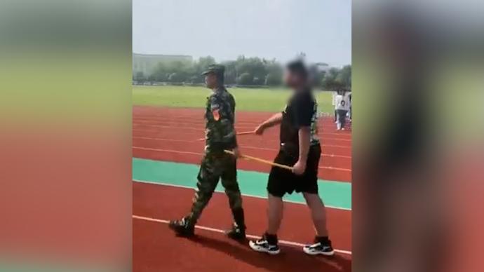教官用掃把桿幫同學糾正順拐,一松手又變回原樣