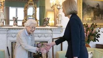 早安·世界｜96岁英国女王，在位70年已历经15位首相