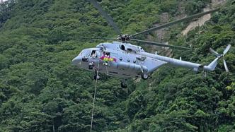 西部战区空军开辟空中绿色通道，出动直升机救援地震受灾群众