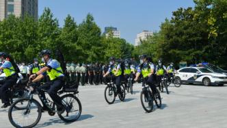 上海南京路步行街再添巡防力量，电瓶车、自行车、步巡相结合