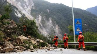 四川石棉：两名被困游客成功获救，状态良好