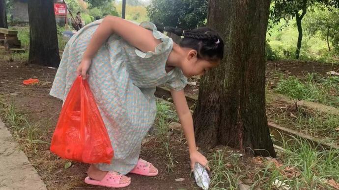 暖心帧丨女孩暑假坚持捡塑料瓶，父亲：她想给救火消防员捐款