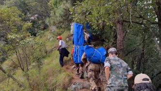 救援人员背50顶帐篷，爬山送给泸定震区村民