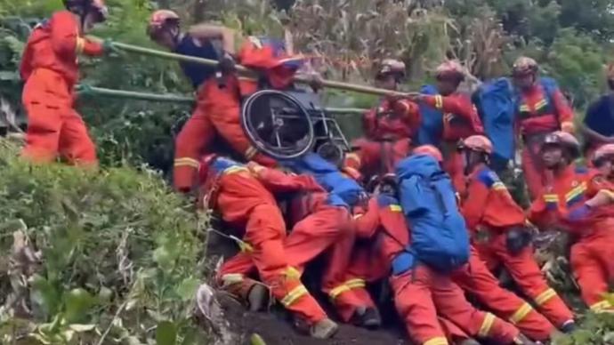 四川泸定地震救援现场：消防员搭人桥转移被困群众！