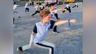 10岁外国男孩痴迷中国武术，手臂受伤也坚持练功
