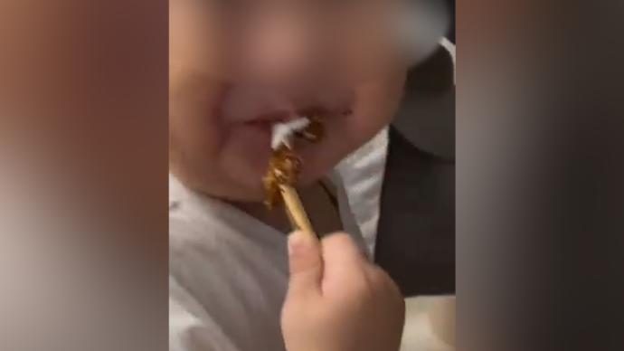 1岁萌娃偷啃香烟被妈妈抓正着
