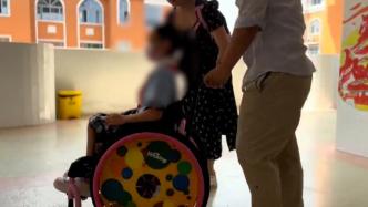 暖心帧丨30名老师坚持护送轮椅女孩上下学：会坚持到毕业