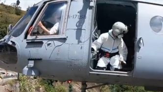视频丨高难度降落！空军直升机在震区危房单轮悬停