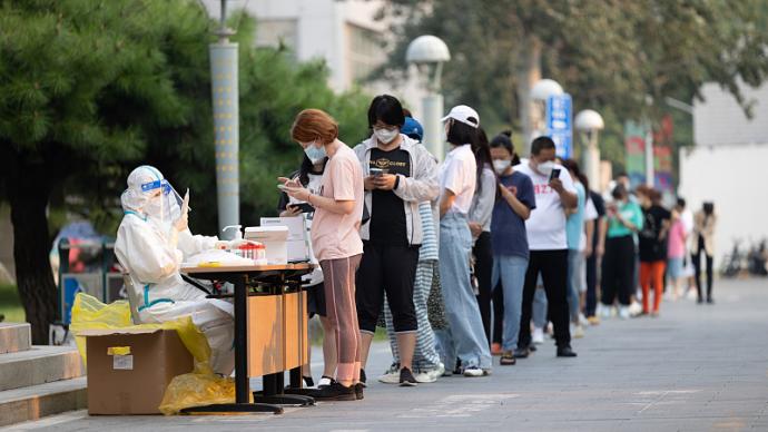 近期北京三所学校发生的疫情源头清晰，风险总体可控