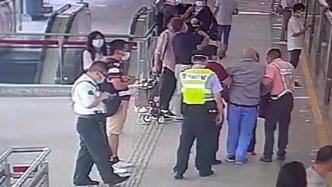 暖心帧丨一老人晕倒在上海地铁，多名乘客冲下地铁分工救人