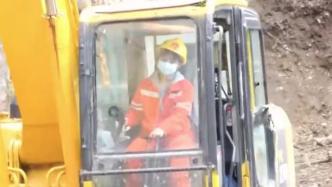 绝壁开路！女挖机手为泸定地震救援开出“生命通道”