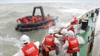 受“梅花”外围影响，一货船在长江口遇险13名船员被救回