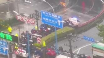 强台风“梅花”来袭，非机动车在上海黄浦警方引导下有序过江