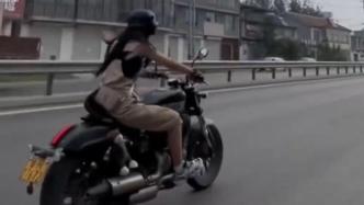 95后機(jī)車女孩回家掰玉米動(dòng)作麻利，網(wǎng)友：酷颯又孝順