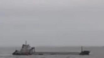 台风天里江苏一货轮倾斜，13名船员获救