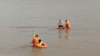 父子游玩遭遇涨潮被困礁石上，消防紧急营救