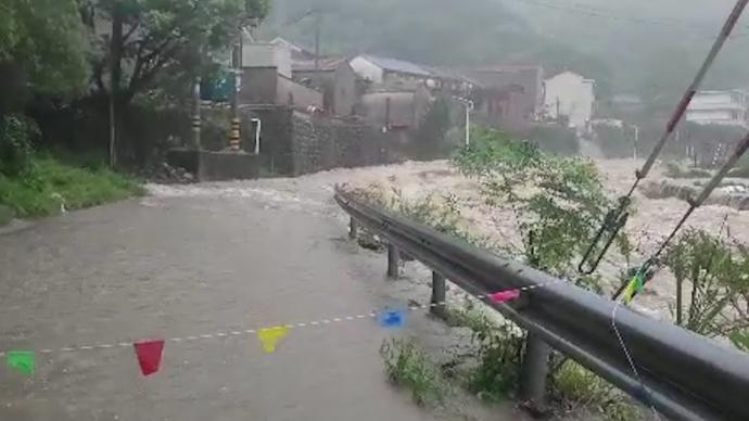 绍兴一轿车被洪水困住，村民将绳子捆住车胎涉水救人