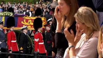 告别白金汉宫！英女王的最后旅程：送别人群中的泪水与掌声