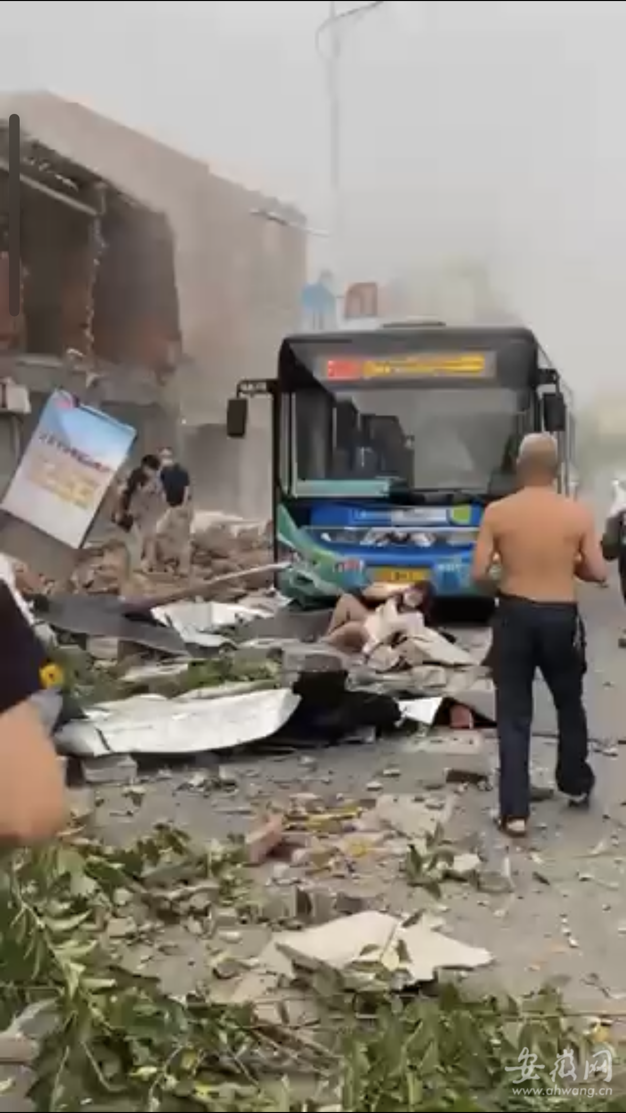 湖北宜昌一处临街自建房垮塌,公交站点多人被砸伤_澎湃湖北_澎湃新闻-The Paper