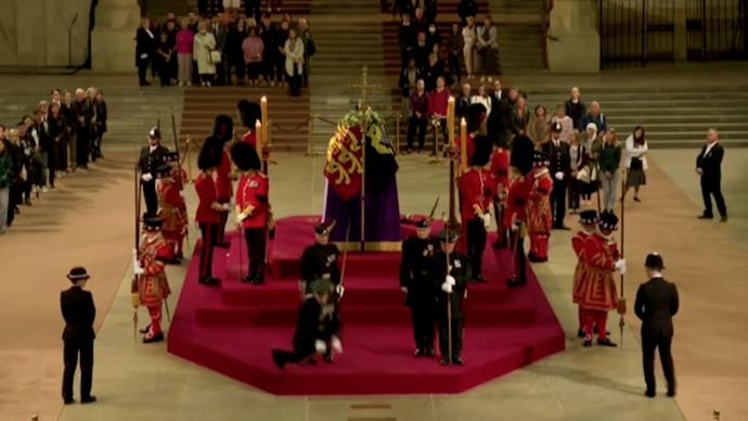 英女王灵柩开放瞻仰首日，守夜卫兵晕倒摔下台阶