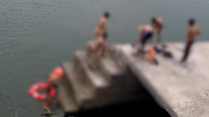 7个孩子在河里游泳玩耍，路过老师严厉制止