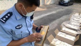 男子把大量香烟藏纸箱伪装成茶叶，高速路上被查获