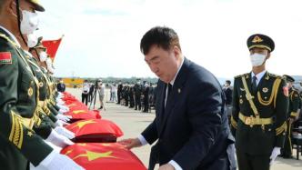 国旗覆盖烈士棺椁，第九批在韩中国人民志愿军烈士遗骸回国
