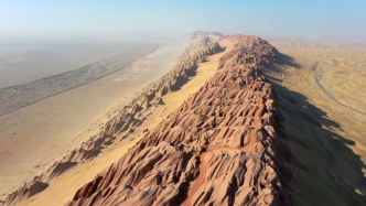 瞰见｜沙漠奇山——新疆红白山