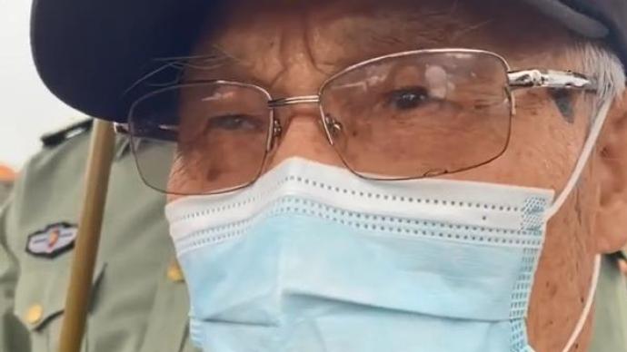英雄迎接英雄！90歲老兵冒雨接戰(zhàn)友回家