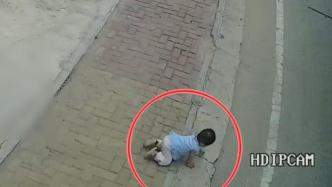 1岁女童独自爬上公路，村民发现及时抱回